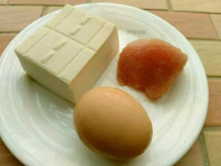 肉沫豆腐蒸蛋,准备好食材。