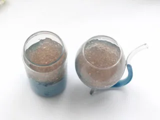 蓝蝴蝶奶冻西米露,杯底倒入奶冻，再舀入西米。