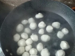 松阳小吃“说来”,大火烧开水煮1分钟左右,等每个汤圆都浮上来的时候就表示汤圆已经熟透了,关火。