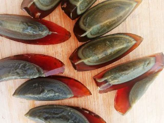 皮蛋特色小吃,两个皮蛋切成月牙块。