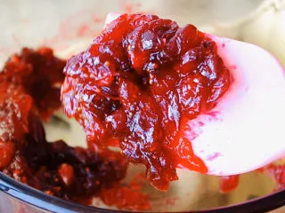 蔓越莓大果粒,8、这是刚熬好的状态,颜色非常漂亮。