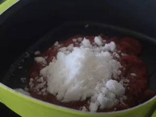 老北京小吃之“山楂糕”,打烂的山楂泥放一半比例的白砂糖,山楂很酸,只有对放糖才能中和果酸。