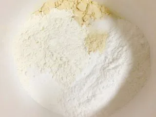 从小吃到大都吃不腻的黑芝麻桃酥,接着依次倒入糖粉、泡打粉、小苏打、盐。