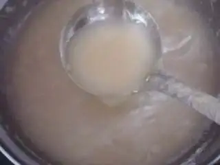 家乡小吃——狗毛膏鸽春丸,在熬煮过程中,狗毛膏草会慢慢化开,到最后就剩下一点渣