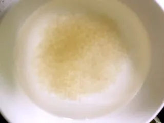 度夏消暑好饮品,火龙果西米露(附西米快熟方法及注意事项),用凉开水冲洗,多冲洗几次,然后浸泡在冰水中,这样口感会很Q的。