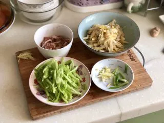 一番风味殿春蔬➕雪菜笋片炒肉丝,小葱两根洗净切段,姜一小片洗净切细丝,还需要80左右