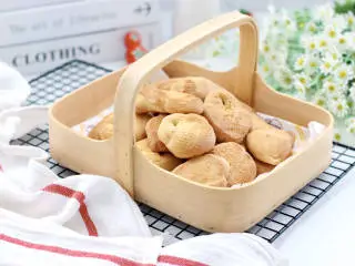 胶东节日小吃~七夕巧果,又香又萌哒的七夕巧果出炉咯,香味飘满整个房间,嘻嘻,把邻居小孩馋得流口水。