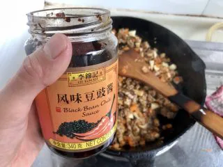 土豆的101种吃法➕火山肉末土豆泥,加入一大勺阿晨最爱的李锦记风味豆豉酱,家里没有的亲可以换成老干妈豆豉酱,既然是火山,自然要火辣辣才够味😛,不能吃辣的小孩子可以省略不放,或者换成海鲜酱/叉烧酱等其他自己喜欢的酱料