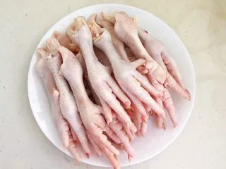 私房菜 密制酸辣鸡爪,把鸡爪清洗干净