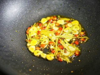 低脂爽脆开胃下饭的腌黄瓜条,爆香关火