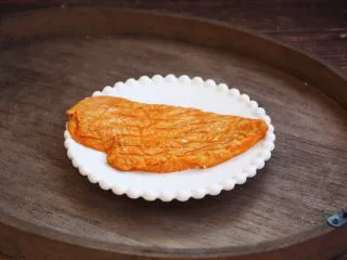 冬阴功风味蒸烤鸡胸佐时蔬配吐司切片,将解冻好的蒸烤鸡胸肉放在微波炉里，加热一分钟，然后拿出来备用。