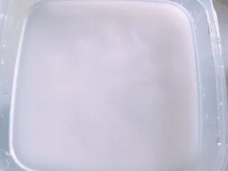 家庭自制凉皮,我起码洗了十多次，装了满满一盒