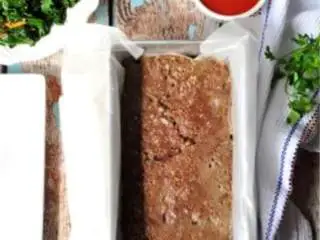 经典肉饼配羽衣甘蓝,烤35-40分钟,直到肉饼内部达到71摄氏度。