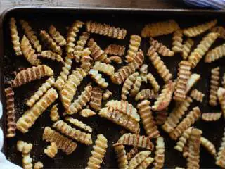 香烤黑松露风味土豆条,把土豆条均匀地在烤盘上铺开，加上热油；入烤箱烤25-30分钟（中途翻动一下土豆条）；直到土豆条表面金黄。