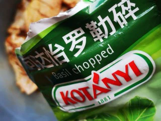 川香麻辣风味烤翅,加入少许罗勒碎