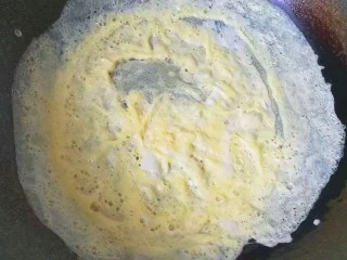 火腿鸡蛋炒面,鸡蛋一个打散，倒入锅中煎成鸡蛋薄饼；