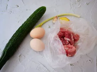 黄瓜鸡蛋炒肉片,准备好材料