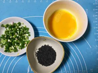 #做年货手工小吃#芝麻葱香排叉 ,鸡蛋打入碗调匀，