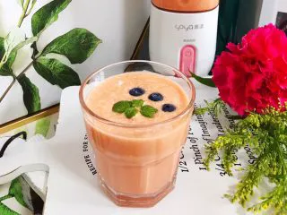 卡乐比胡萝卜香蕉营养奶昔,我们的这一杯营养丰富味道棒棒的卡乐比胡萝卜香蕉营养奶昔就制作完成了，赶紧趁热喝吧