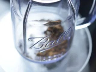 暖心红薯拿铁,晾凉红薯的同时，直接在料理机的容器里放入红糖。