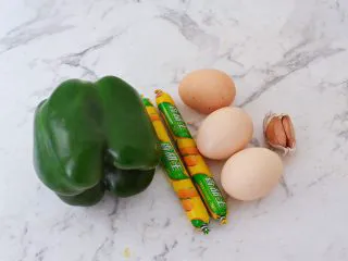 青椒火腿肠炒鸡蛋,准备好材料
