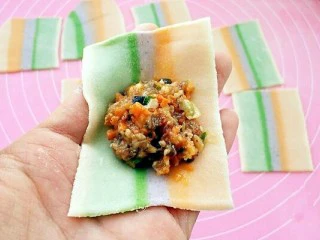 彩虹馄饨(宝宝超爱吃),取一个馄饨皮,中间放上适量馅料。