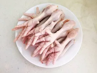 私房菜 密制酸辣鸡爪,逐一切掉指甲的利爪