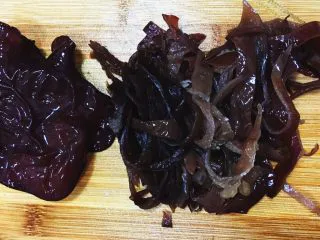 台灣傳統小吃 - 白菜滷,將黑木耳切絲備用