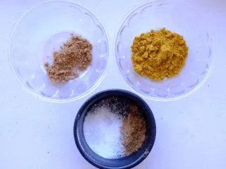 秘制异国风味鸡胸肉腌料&绝佳搭配 （减肥必备）,按份量称取粉类材料 孜然粉 印度香菜粉 盐和咖喱 混合均匀