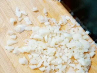 蒜蓉粉丝蒸茄子,蒜切末备用