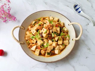 香菇肉末豆腐,一阵阵香味散出。