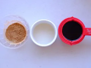 秘制异国风味鸡胸肉腌料&绝佳搭配 （减肥必备）,把粉状材料混合均匀后 准备液体材料 把菠萝罐头打开 倒出里面的汁水 当然你们能直接买菠萝汁或苹果汁 或者自己鲜榨那就更好啦 再准备酱油60ml