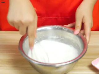 必吃的广东小吃——广州肠粉,调匀粉浆