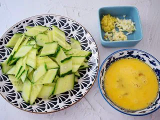 黄瓜鸡蛋炒肉片,黄瓜洗净先切段再切成薄片，鸡蛋打散备用，葱切葱花，蒜切末，姜切末