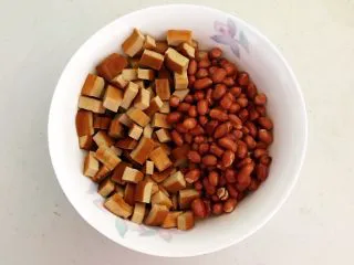 开胃小菜 老醋花生,加入炒好的花生米