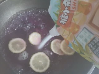 紫薯柠檬冻撞奶,汤已经变成了紫红色，再加入零卡糖，煮2分钟