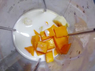 果粒奶昔【香蕉桑葚+香蕉芒果】,倒入牛奶。