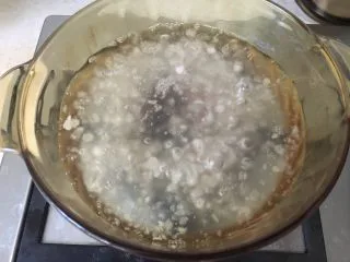 芒果黑米椰奶西米露,小火煮至西米露由白变得透明，有一小点白点的时候关火焖一下即可熟透。