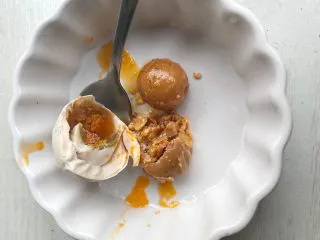 咸蛋豆腐(快手菜),把两个咸蛋黄挖出备用。蛋白可以留着,早上吃白粥吃哈。