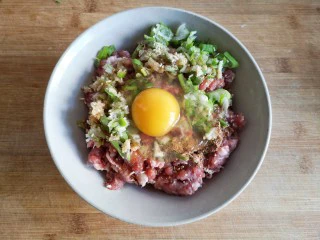 锦卤馄饨——《风味人间》复刻版,在肉糜中加入葱姜末，适量盐鸡精和十三香粉，再加入一勺味极鲜酱油和一点香油，磕入一个鸡蛋。