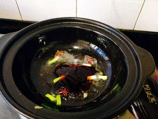 圆土豆+土豆烧排骨,陆续加入料酒,蚝油,生抽