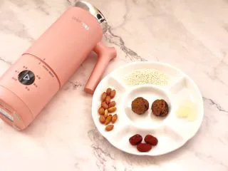 核桃花生红枣露,首先备齐所有的食材及臻米迷你破壁机。