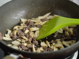黑椒牛肉杏鲍菇,翻炒至杏鲍菇发软 