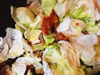 台灣傳統小吃 - 白菜滷,持續翻炒至白菜微軟切出水