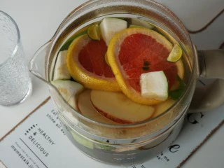 ㊙自制水果茶.清爽酸甜.夏季必备,放入切好的水果，稍微放凉后放入薄荷叶，再倒入适量的蜂蜜，轻轻拌一下