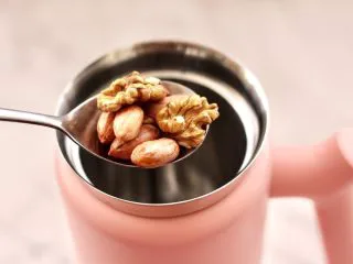 核桃花生红枣露,这个时候把浸泡好的花生和核桃放入迷你破壁机里。