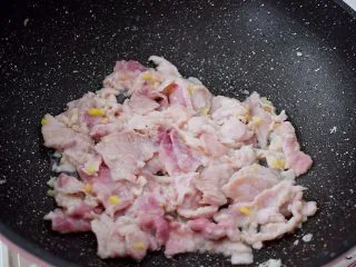 黄瓜鸡蛋炒肉片,翻炒至变色变白