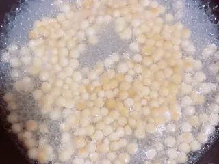 珍珠冷萃咖啡,水开后,将珍珠下入锅中,搅拌均匀不粘连。