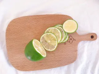 百变水果:粉红气泡水, 柠檬切成薄片备用(柠檬清洗之前可以用食盐揉搓表面清除油蜡)