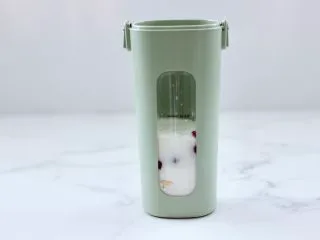 香蕉蔓越莓奶昔,再加入老酸奶。